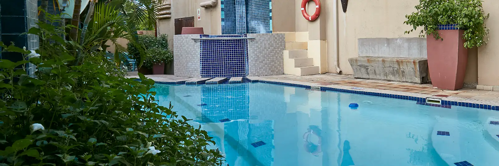 Mondior-Swimming-Pool