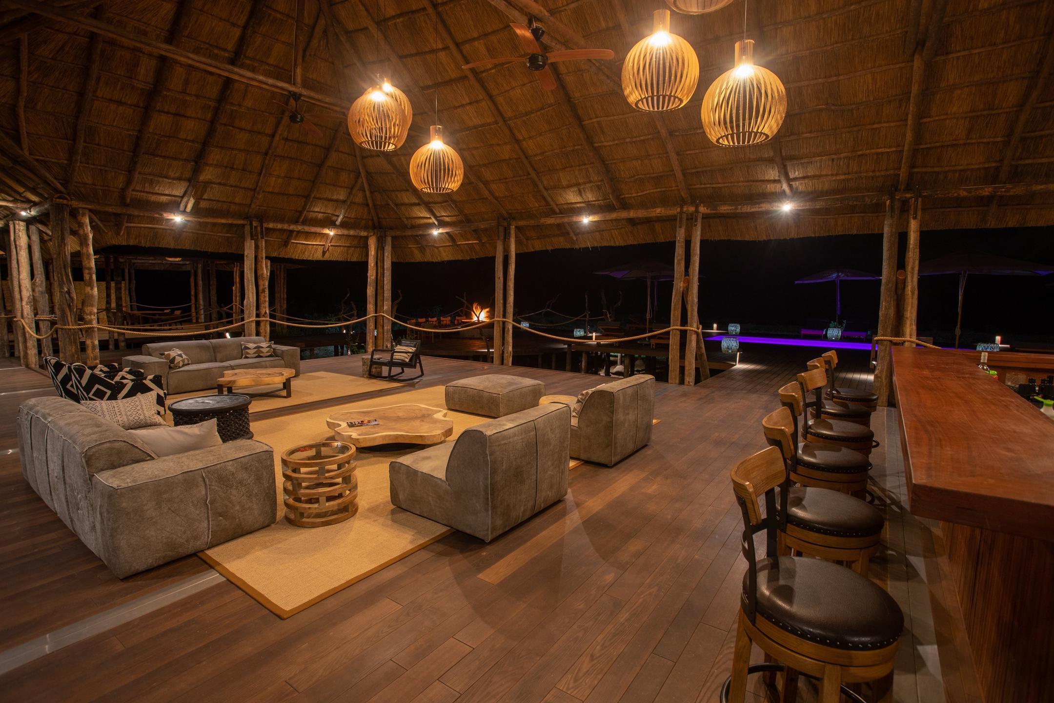 The-spacious-yet-cosy-Lounge-Bar-at-Chikunto-Safaris