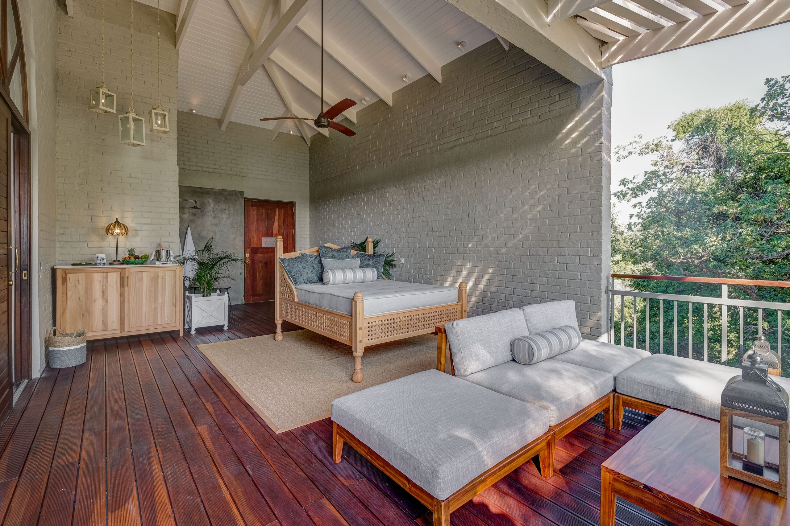 Private Balcony with daybed and lounge - Honeymoon Suite - PRH